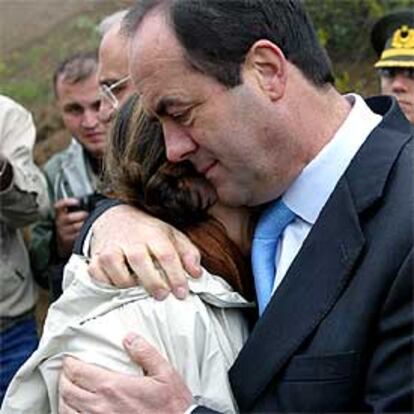 José Bono abraza a un familiar de las víctimas.