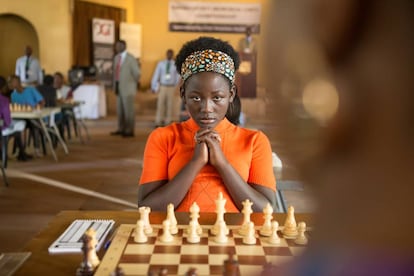 Madina Nalwanga es Phiona Mutesi en la REINA DE KATWE, la película de Disney dirigida por Mira Nair, la vibrante historia real de una joven ugandesa cuyo mundo cambia rápidamente cuando se la introduce al juego del ajedrez.