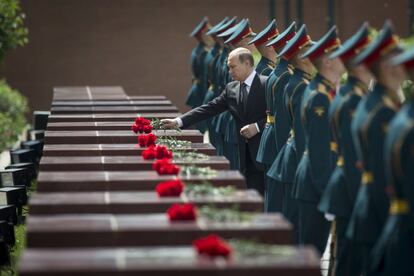 El presidente ruso, Vladimir Putin, duante la ofrenda floral en la Tumba del Soldado Desconocido en el Kremlin de Moscú, con motivo del 74 aniversario de la invasión nazi de la Unión Soviética.