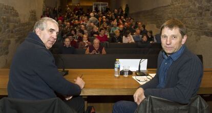 Josu Beaumont (i) y Rufi Etxeberria, de Sortu, el martes. 