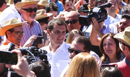 El líder de Ciudadanos Albert Rivera llega al Parque de Berlín antes del mitin en Madrid.