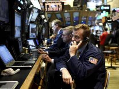 El índice Dow Jones de Industriales sumaba 45,65 puntos hasta las 13.369,01 puntos, en tanto que el selectivo S&P 500 ganaba el 0,38 % (5,44 puntos) hasta los 1.439 puntos. EFE/Archivo