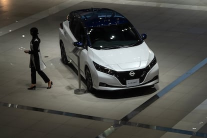Un coche eléctrico expuesto en la sede central de Nissan en Yokohama, Japón.