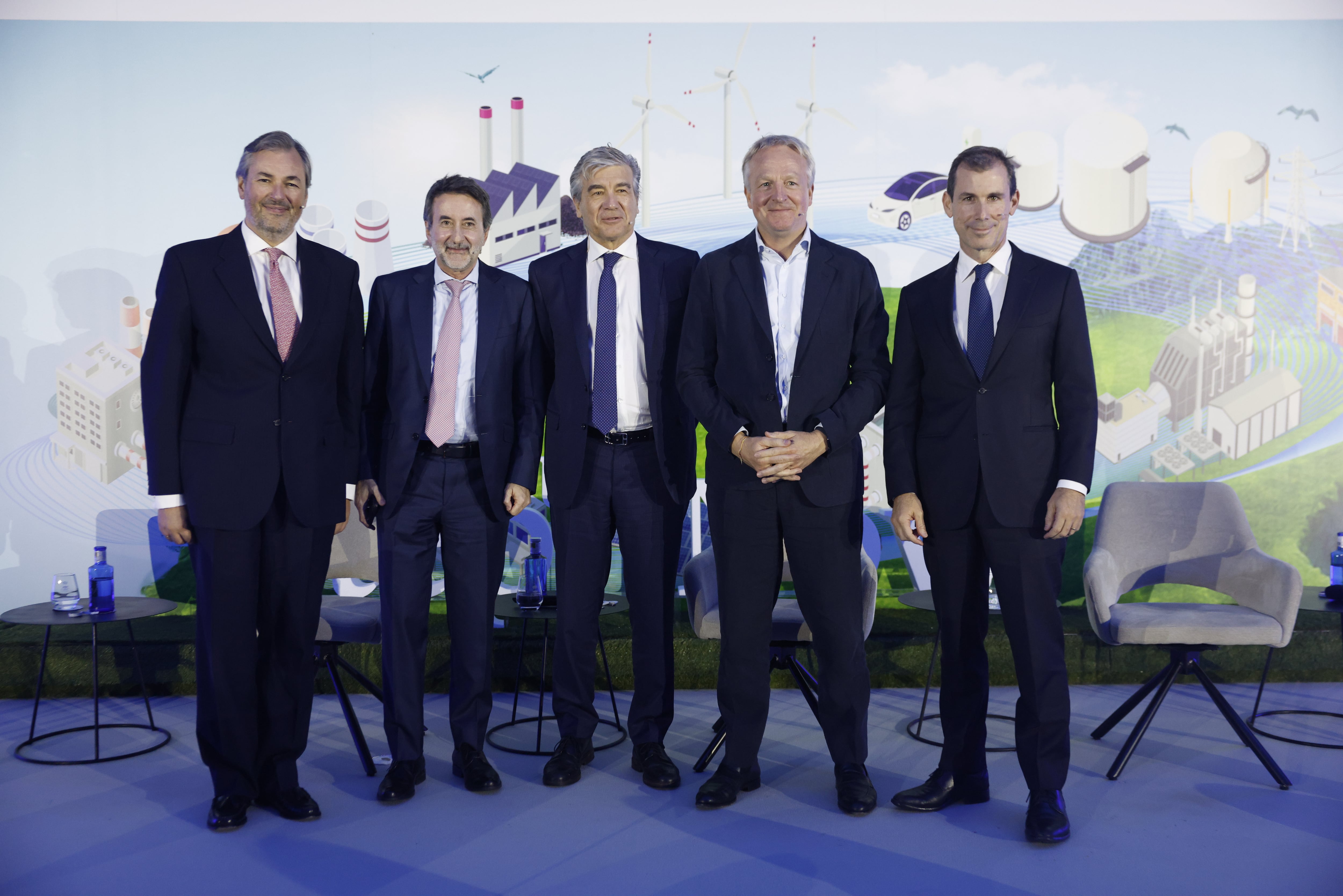 En la foto, desde la izquierda, David González, socio sénior de McKinsey & Company; Josu Jon Imaz, consejero delegado de Repsol; Francisco Reynés, presidente ejecutivo de Naturgy; Maarten Wetselaar, consejero delegado de Moeve, y Miguel Stilwell, consejer