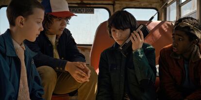 'Stranger Things' fue el fenómeno del verano de 2016, y, aunque nunca fue la favorita de la crítica, su nostalgia fue la receta perfecta para enganchar a la audiencia, que ya espera con ansias el estreno de su segunda temporada el 27 de octubre. La historia de unos niños que comienzan a sentir que en su pequeño pueblo suceden cosas extrañas tras la desaparición de uno de sus amigos podría conseguir el primer premio de drama de Netflix. Ya ha ganado cinco técnicos (aunque haya perdido Barb) y la niña que interpreta a Once será una de las estrellas de la noche. A muchos de sus fervientes seguidores seguro que les hacía feliz.