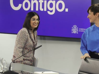La ministra de Sanidad, Carolina Darias y la ministra de Política Territorial y portavoz del Gobierno, Isabel Rodríguez.