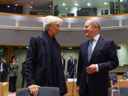 La presidenta del Banco Central Europeo, Christine Lagarde, y el ministro de Hacienda alemán, Olaf Scholz, acuden a una reunión de ministros de finanzas europeos en Bruselas el pasado jueves.