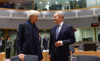 La presidenta del Banco Central Europeo, Christine Lagarde, y el ministro de Hacienda alemán, Olaf Scholz, acuden a una reunión de ministros de finanzas europeos en Bruselas el pasado jueves.