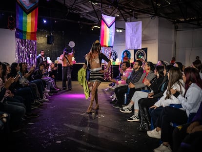 Una mujer trans desfila durante la celebración LGTBI de la cárcel La Modelo, en Bogotá, el 30 de julio.