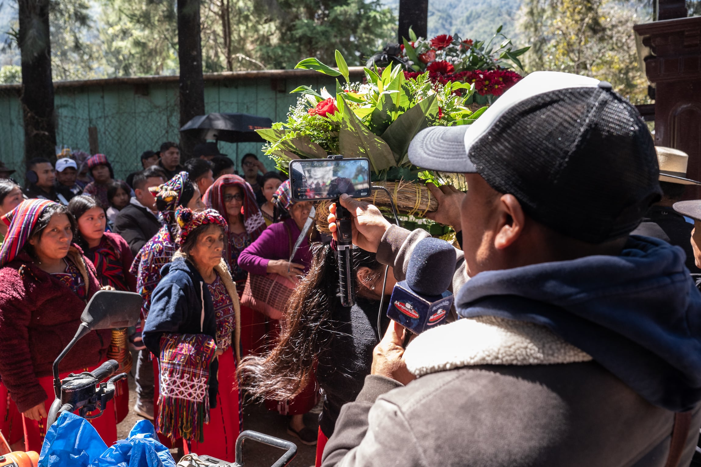 Mario López, periodista de Megavisión, realiza una transmisión en vivo a través de Facebook para los familiares de Miguel Raymundo Raymundo que residen en EE UU y siguen el entierro a distancia, en Nebaj, Guatemala, el 2 de febrero de 2026.
