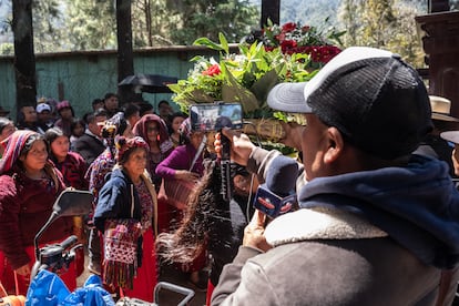 Mario López, periodista de Megavisión, realiza una transmisión en vivo a través de Facebook para los familiares de Miguel Raymundo Raymundo que residen en Estados Unidos y siguen el entierro a distancia.