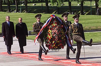 Los presidentes Bush y Putin, durante una ceremonia celebrada ayer en San Pertersburgo.