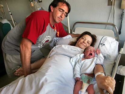 Enric Andrés y Minerva Martínez, con su hijo Aitor, nacido ayer, recibirán los 2.500 euros.