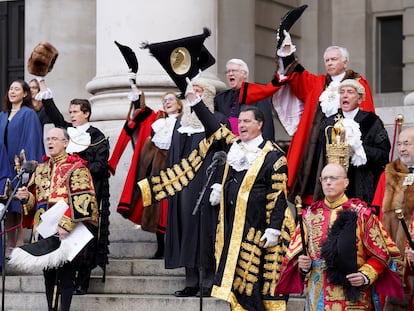 Altos funcionarios y cargos electos de la ciudad de Londres tras anunciar la proclamación oficial de Carlos III como rey en el Royal Exchange de la City, el sábado pasado.