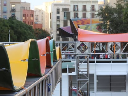 Las nuevas estructuras de colores para cubrir las casetas de la Setmana del Llibre en Catal&agrave;, a juego con el techo del mercado de Santa Caterina.  