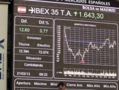Operarios trabajan en la Bolsa de Madrid.
