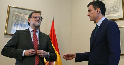 Rajoy nega la salutació a Pedro Sánchez, abans de la reunió.