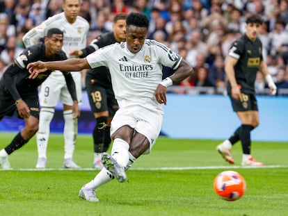 Vinicius falla el penalti ante el Valencia.