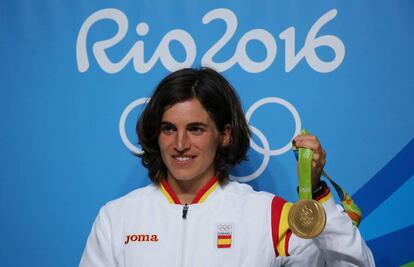 La piragista Maialen Chourraut posa con su medalla de oro.