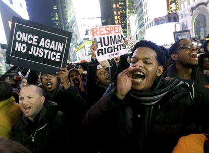 Los manifestantes se concentran en Time Square para protestar por la absolución del agente que mató a Eric Garner en julio. “Tenemos que hacer algo. No podemos aceptar que las cosas sean diferentes para nosotros. Llevamos años luchando y no pasa nada. Hacia dónde vamos, cuál va a ser el futuro de nuestros hijos”, insisten los manifestantes.