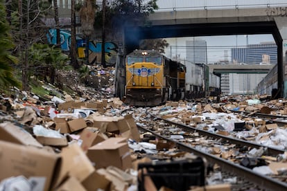 Un tren de carga de Union Pacific circula entre paquetes robados, en Los Ángeles, el 15 de enero de 2022.