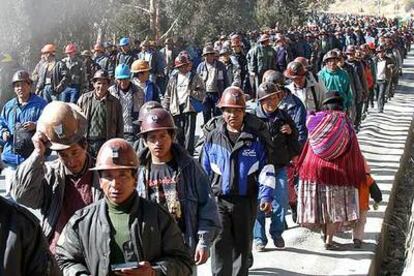 Centenares de mineros bolivianos descienden desde la ciudad de El Alto hacia la capital.