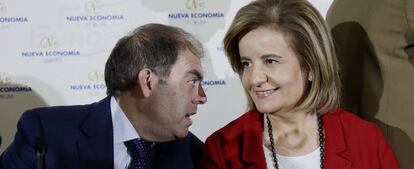 El presidente de la patronal de autónomos ATA, Lorenzo Amor, conversa hoy con la ministra de Empleo, Fátima Báñez, quien presentó su intervención en el Fórum Europa Nueva Economía.