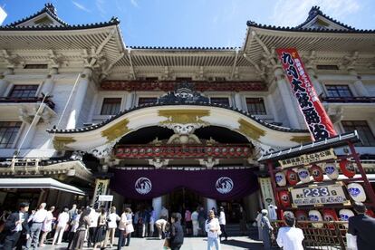 Pocos espectáculos teatrales se aproximan al kabuki (estilizado teatro japonés). No hace falta entender el texto, pues no hace más que amplificar el factor “alienígena recién aterrizado presto a desconcertar a los terrícolas” que convierte el kabuki en uno de los espectáculos más entretenidos de Japón. Algo que el viajero recordará incluso mucho tiempo después de abandonar estas islas. Los dos mejores sitios para verlo son el Teatro Minami-za, en Kioto, y Kabuki-za, en Tokio.