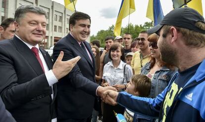 Poroshenko (izquierda) y Saakashvili, este s&aacute;bado en Odesa.