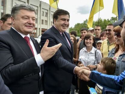 Poroshenko (izquierda) y Saakashvili, este s&aacute;bado en Odesa.