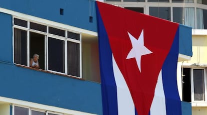 Una anciana es vista hoy, miércoles 12 de agosto, en un edificio aledaño a la embajada de Estados Unidos en La Habana (Cuba).