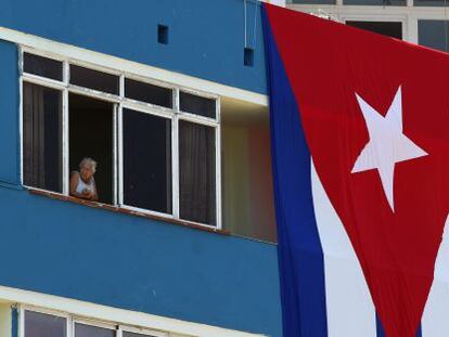 Una anciana es vista hoy, mi&eacute;rcoles 12 de agosto, en un edificio aleda&ntilde;o a la embajada de Estados Unidos en La Habana (Cuba).