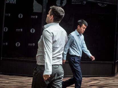 Niepómniashi y Ding se cruzan en el escenario durante la 5ª partida del Mundial de Astaná