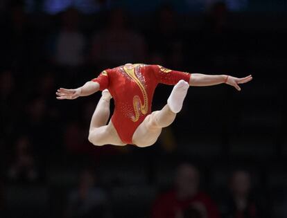 La gimnasta china Yan Wang durante su actuación en la 46 edición del Campeonato Mundial de Gimnasia Artística que se celebra en Glasgow (Reino Unido).