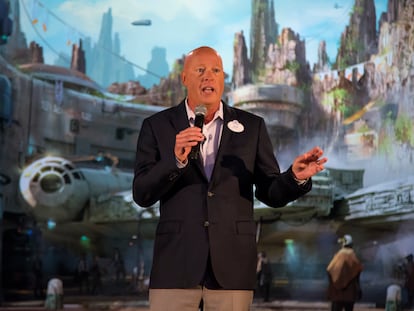 Bob Chapek presenta un parque temático de 'Star Wars' en Florida en 2017.