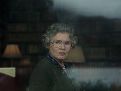 Imelda Staunton, como la reina Isabel II de Inglaterra en la quinta temporada de 'The Crown'.