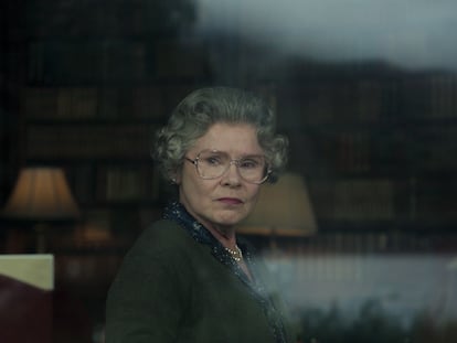 Imelda Staunton, como la reina Isabel II de Inglaterra en la quinta temporada de 'The Crown'.