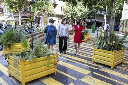 L'equip de l'Ajuntament de Barcelona, amb Ada Colau al centre, recorre una de les zones grogues, destinades principalment a caminar.