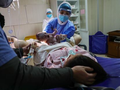 Una mujer da a luz en el materno infantil provincial de Hubei en Wuhan, China, en febrero pasado.