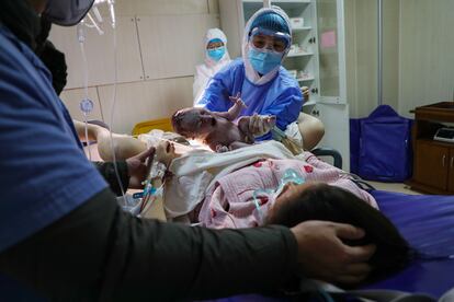 Una mujer da a luz en el materno infantil provincial de Hubei en Wuhan, China, en febrero pasado.