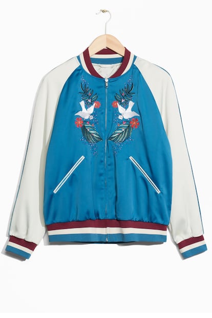 Bomber con detalle de pájaros de & Other Stories (125 euros).