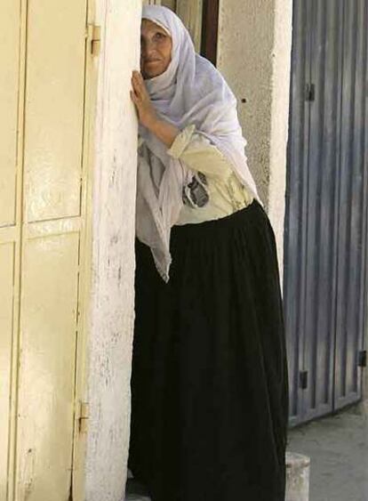 Una mujer observa el entierro de un miliciano en Gaza.