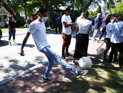 Un migrante venezolano juega futbol en Martha's Vineyard, Massachusetts, el 15 de septiembre de 2022.