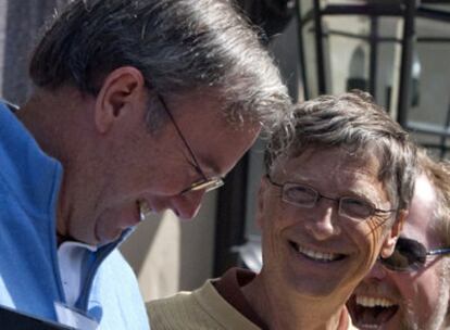 Gates y Schmidt tienen un encuentro amistoso el día después de que Google anunciara que competirá con Windows- AP