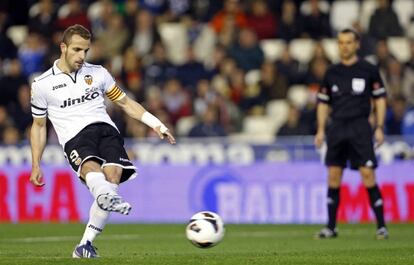 Soldado marca desde el punto de penalti.