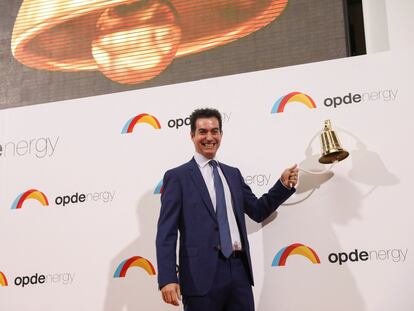 El CEO de Opdenergy, Luis Cid, toca la campana de la Bolsa española este viernes.