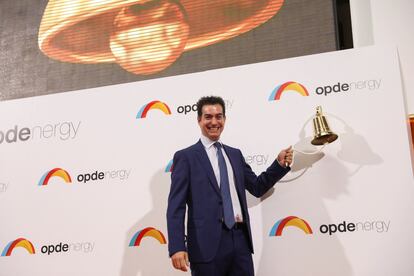 El CEO de Opdenergy, Luis Cid, toca la campana de la Bolsa española este viernes.