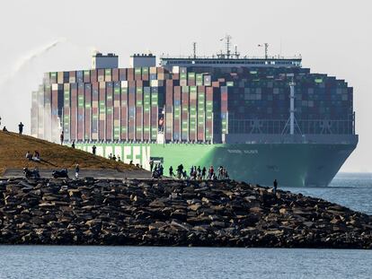 El portacontenedores más grande del mundo, Ever Alot, de la compañía Evergreen, se acercaba al puerto de Róterdam (Países Bajos) en agosto de 2022.