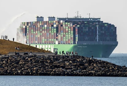 El portacontenedores más grande del mundo, Ever Alot, de la compañía Evergreen, se acerca al puerto de Rotterdam (Países Bajos) en agosto de 2022.
