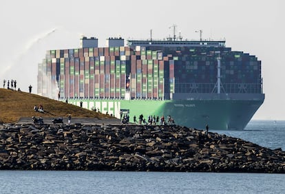 Un portacontenedores en el puerto de Róterdam (Países Bajos)